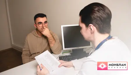 Пациент беседует с врачом на тему наркологической экспертизы