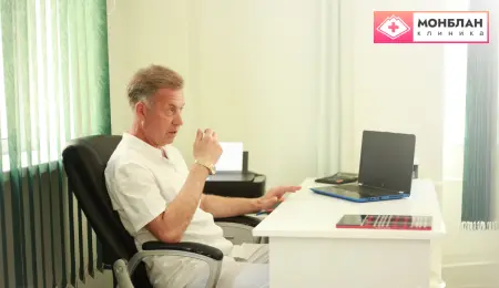 Врач готовится к проведению услуги системной Комплексной блокады